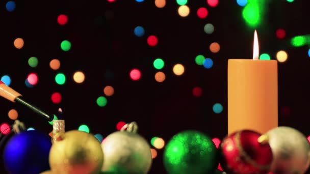 Vánoční video spořič - barevné koule, svíčka a jiskřivý ohňostroj.