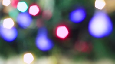 Rengarenk Noel ışıkları güzel bir şekilde yanıp sönüyor..