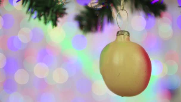 Fruto de brinquedo de Natal vintage em um ramo, espaço de cópia. — Vídeo de Stock