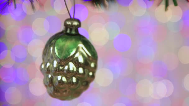 Vintage Weihnachtsspielzeug schöner Tannenzapfen auf einem Zweig, Kopierraum. — Stockvideo