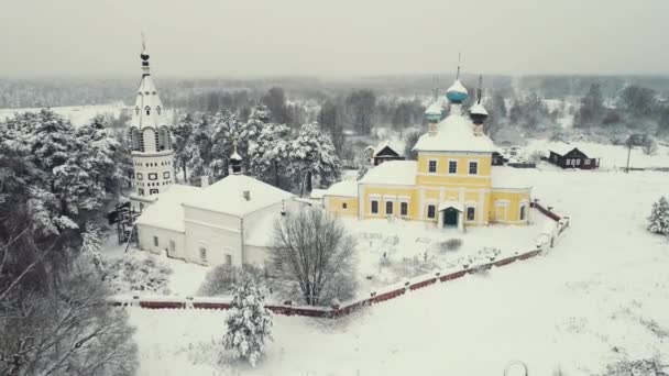 Piękny zimowy krajobraz wsi z drewnianymi domami i kościołem, widok z lotu ptaka. — Wideo stockowe
