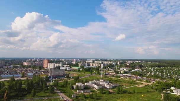 Высотные здания в зеленых деревьях на окраине города, вид с воздуха. — стоковое видео