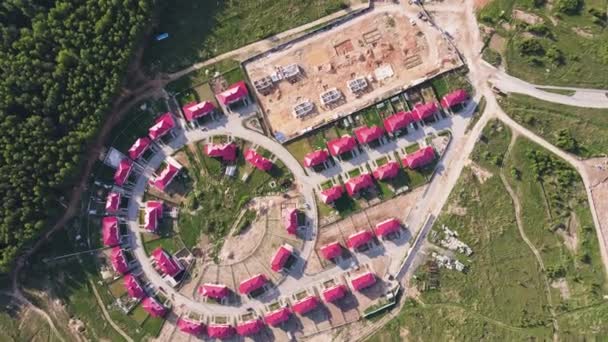 Nuevas y modernas casas adosadas en los suburbios, vista aérea. — Vídeos de Stock