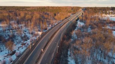 Gün batımında bir yolu olan muhteşem kış manzarası, hava manzarası.