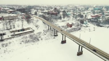 Donmuş nehir ve yol köprüsü ve hava manzaralı sakin kış manzarası. 