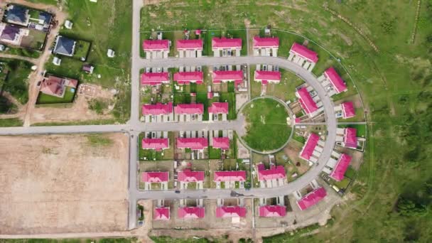 Αεροφωτογραφία μοντέρνων κατοικιών, σπιτιών σε προαστιακό οικισμό. — Αρχείο Βίντεο