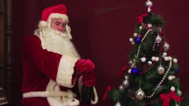 Neşeli Noel Baba bir şişe şampanya açıp kutluyor.. 