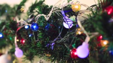 Çok renkli Noel çelenkleri ışıl ışıl parlıyor.