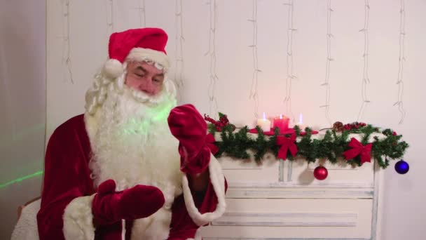 Santa Claus tonto está tratando de volar un cloro, pero no funciona. — Vídeos de Stock