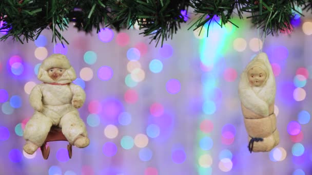 Vintage jouet de Noël bébé et garçon en traîneau, espace de copie. — Video