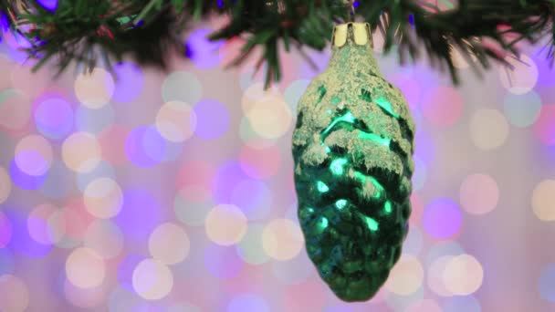 Винтажная рождественская игрушка зеленая сосновая шишка на ветке, пространство для копирования — стоковое видео