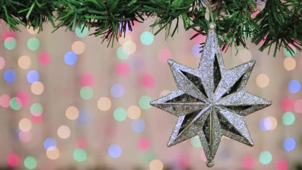 Vintage Navidad juguete estrella de plata en una rama, espacio para copiar. — Vídeos de Stock