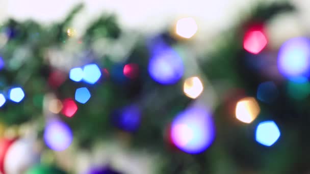 Kerst gekleurde lichten flikkeren fel uit focus. — Stockvideo