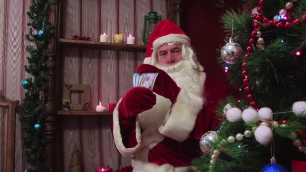 Сучасний Санта Клаус вітає нас і передає гроші на волю.. — стокове відео