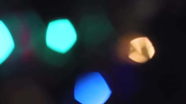 Fuera de foco Navidad luces de colores parpadean y se mueven maravillosamente. — Vídeos de Stock