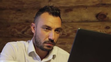 Özenli bir işadamı bilgiyi ve düşünenleri izler.
