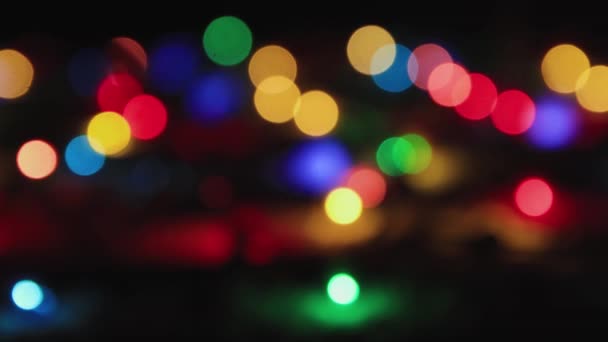Luzes de Natal coloridas são fabulosas em um fundo preto, espaço de cópia. — Vídeo de Stock