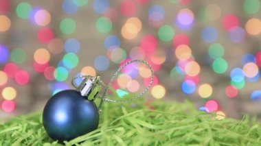 Yılbaşı ışıklarının arka planında mavi top var. Boşluğu kopyala.