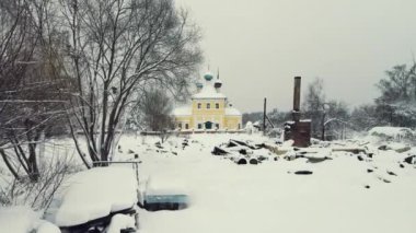 Kar kaplı kış köyü manzarası sobası, külleri, hava manzarası.