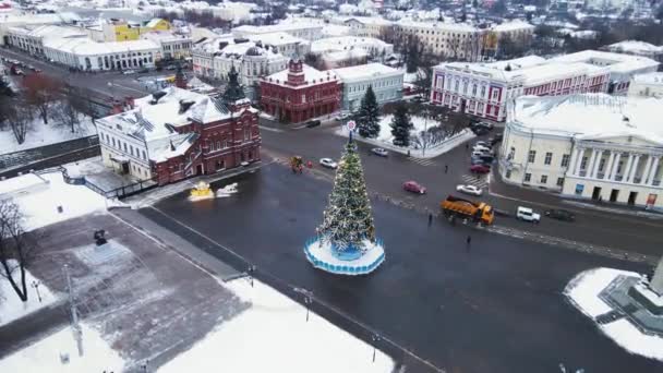 Weihnachtsbaum mit leuchtenden Girlanden und einem schönen Stern oben drauf. — Stockvideo