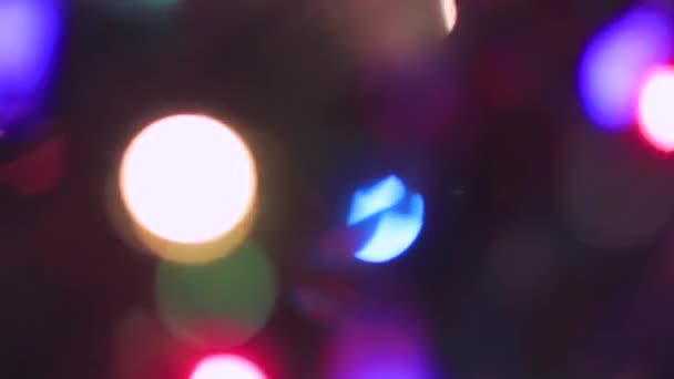 Las llamativas luces multicolores de Navidad borrosas brillan intensamente. — Vídeo de stock