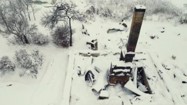 Yanmış kır evi, kömürleşmiş baca ocağı, dramatik manzara..
