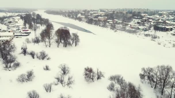 Favoloso paesaggio invernale, vista aerea, fiume ghiacciato e una città sulla riva. — Video Stock