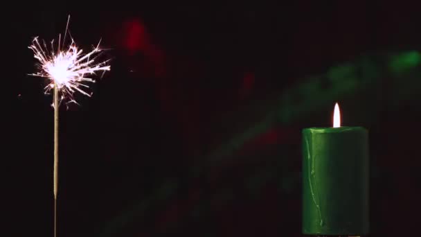 스파클러 와 밀랍 양초를 태우는 신년 영상 감시자. — 비디오