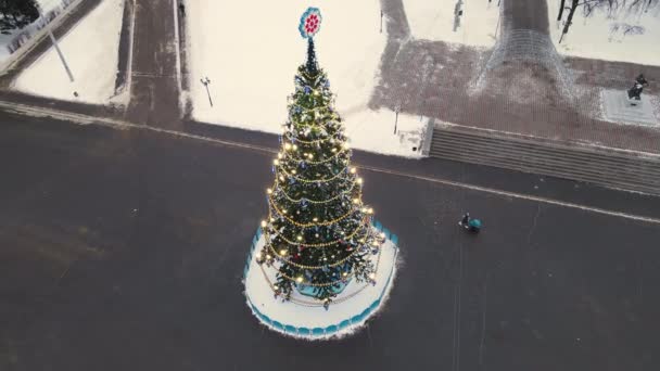 Un majestuoso, elegante, esbelto, árbol de Año Nuevo en la plaza de la ciudad. — Vídeo de stock