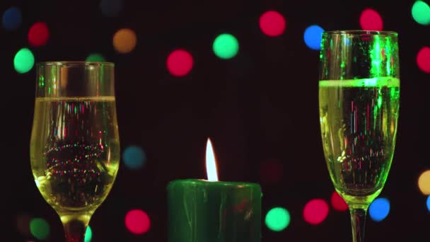 Économiseur d'écran vidéo Nouvel An, deux verres à champagne et une bougie allumée. — Video