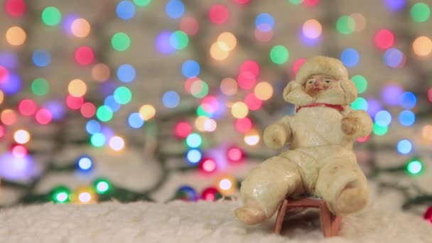 Silvester Bildschirmschoner von Schlitten Jungen auf dem Hintergrund der Weihnachtsbeleuchtung. — Stockvideo