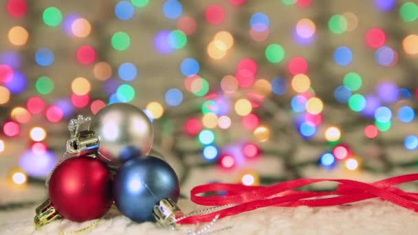 Christmas screensaver three balls on the background of Christmas lights. — Vídeo de Stock