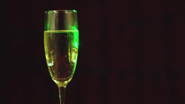 New Years video screensaver one glass of champagne with a green ray — 图库视频影像