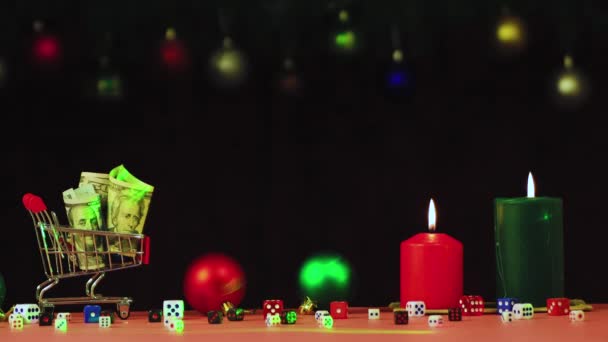 Novoroční video spořicí koule, hořící svíčky a dolary. — Stock video