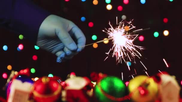 Nieuwjaar video screensaver van een man in handschoenen met een brandende ster. — Stockvideo