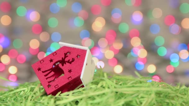 Рождественская заставка "Красная игрушка" на фоне новогодних огней. — стоковое видео