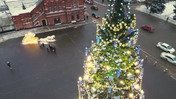 Uroczyste świecące światła na ozdobnych gałęziach ulicznej choinki. — Wideo stockowe