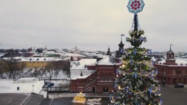Güzel bir Noel ağacı Bir şehir caddesinde çelenkler ve parıltılarla. 