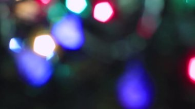 Bulanık Noel soyut renkli ışıklar parlıyor.