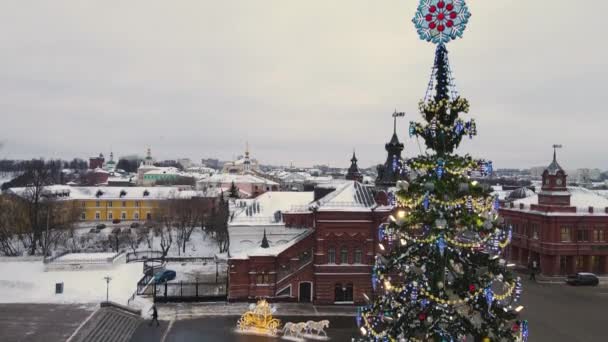 Uma bela árvore de Natal com guirlandas e brilho em uma rua da cidade. — Vídeo de Stock