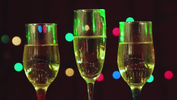 新年のビデオスクリーンセーバー緑のバックライト付きシャンパンの3つのガラス. — ストック動画