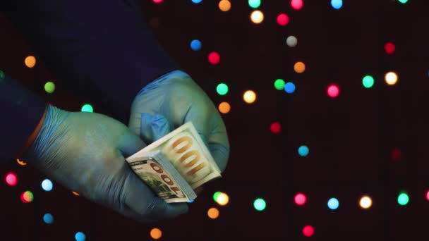 New Years video screensaver of a mans hands in gloves leafing through dollars — 图库视频影像