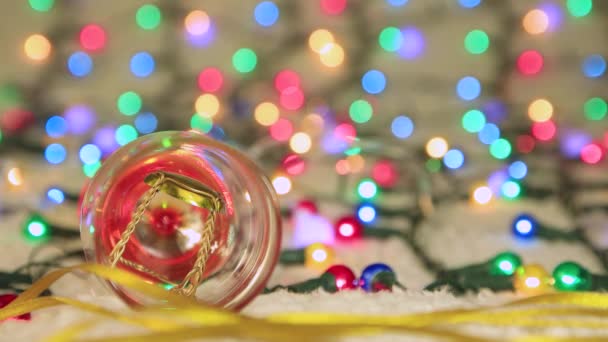 Ano Novo screensaver copo de vinho mentira contra o fundo das luzes de Natal — Vídeo de Stock
