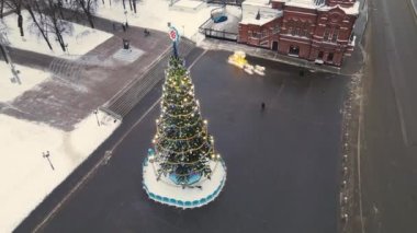 Şatafatlı, zeki, narin, şehir meydanındaki Noel ağacı..