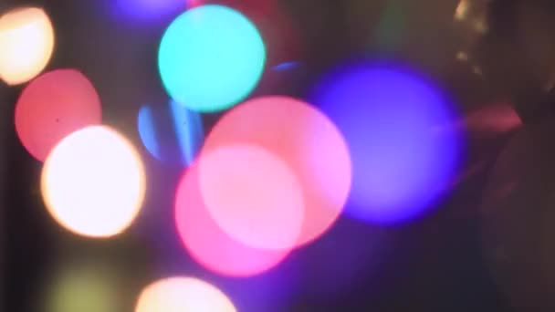 Homályos karácsony gyönyörű színes fények ragyognak fényesen — Stock videók