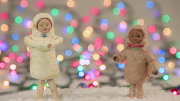 Skärmsläckare Snow Maiden och en mörkhyad flicka på bakgrunden av ljus. — Stockvideo