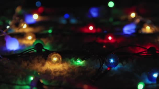 Різнокольорові різдвяні вогні приголомшливо освітлені на чорному тлі , — стокове відео