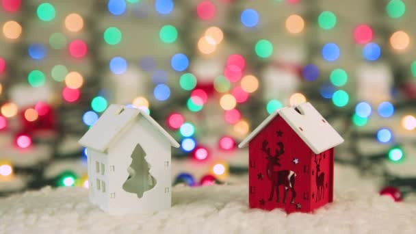 Casas de juguete de fondo de Navidad en una nieve ligera. Copiar espacio. — Vídeo de stock