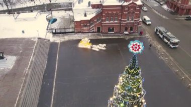 Tepesinde parlayan bir yıldız olan güzel bir Noel ağacı..