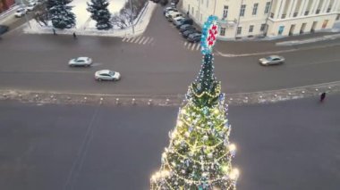 Noel ağacının süslenmiş dallarında parlayan güzel ışıklar. 